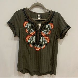 Anthropologie Akemi + Kin Dandelion Embroidered Short Sleeve Top Size M